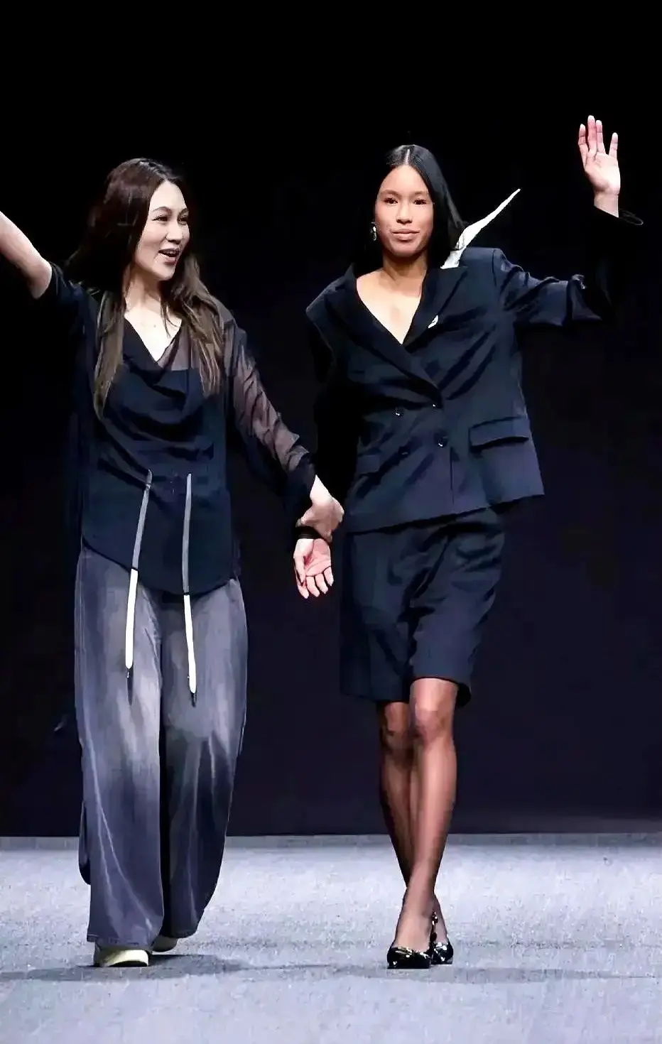 张庭女儿首次公开亮相直接掀起舆论风暴 这位星二代在T台上迈出的每一步都踩中网友雷