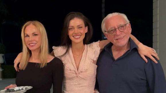 妮可拉晒与父母合照！70岁克劳迪娅风韵犹存，被女儿夸赞美得不行