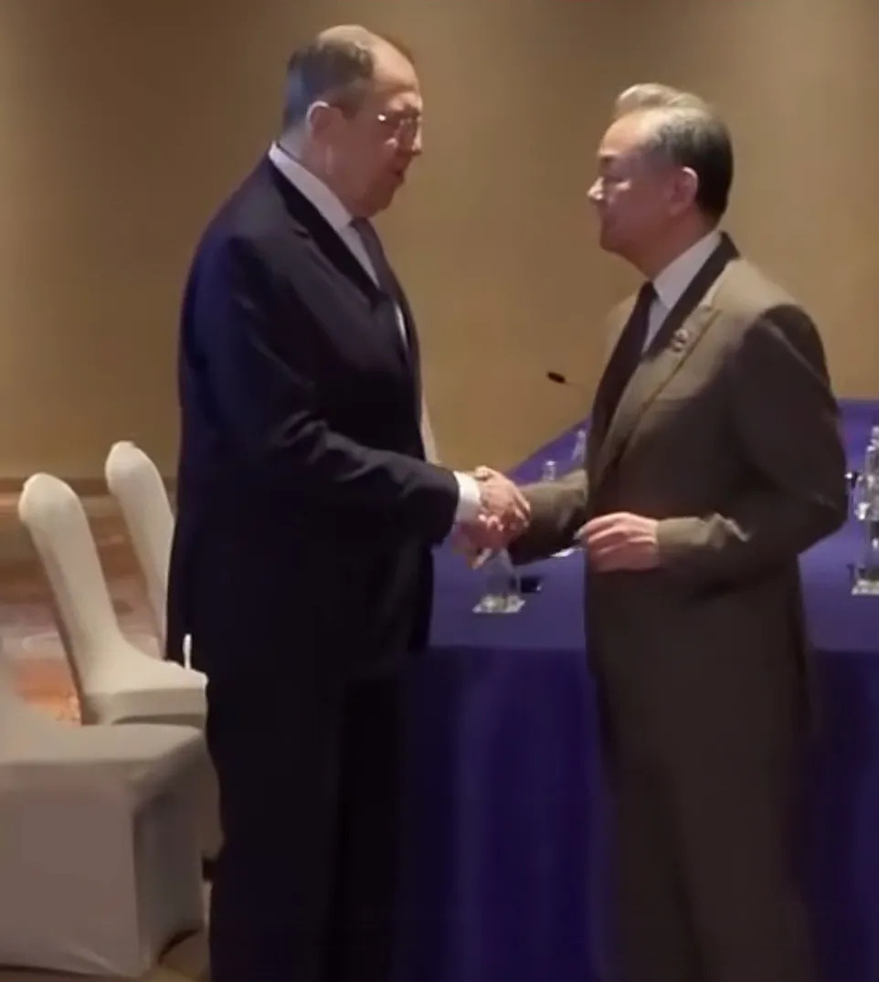中俄外长再聚首为世界和平











哎呀妈呀，听说咱们中国外长王毅又
