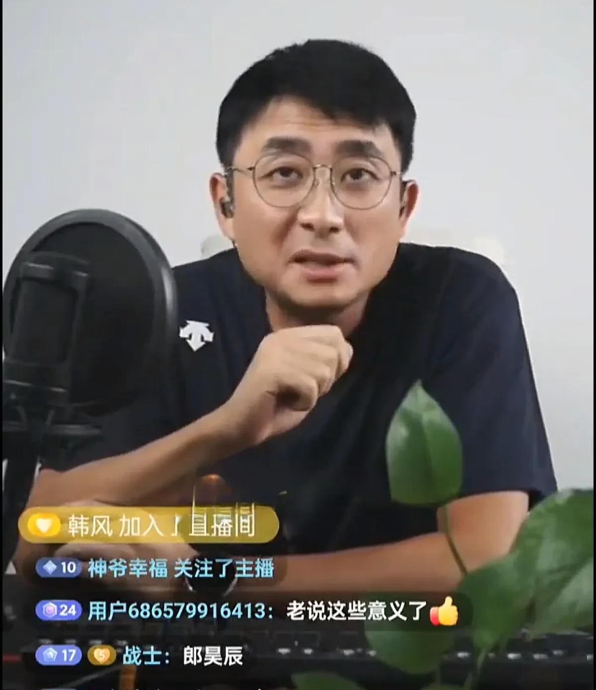 郭晓小是相声名家侯耀文的关门弟子，是德云社班主郭德纲的亲师弟。
此外，郭晓小的爷