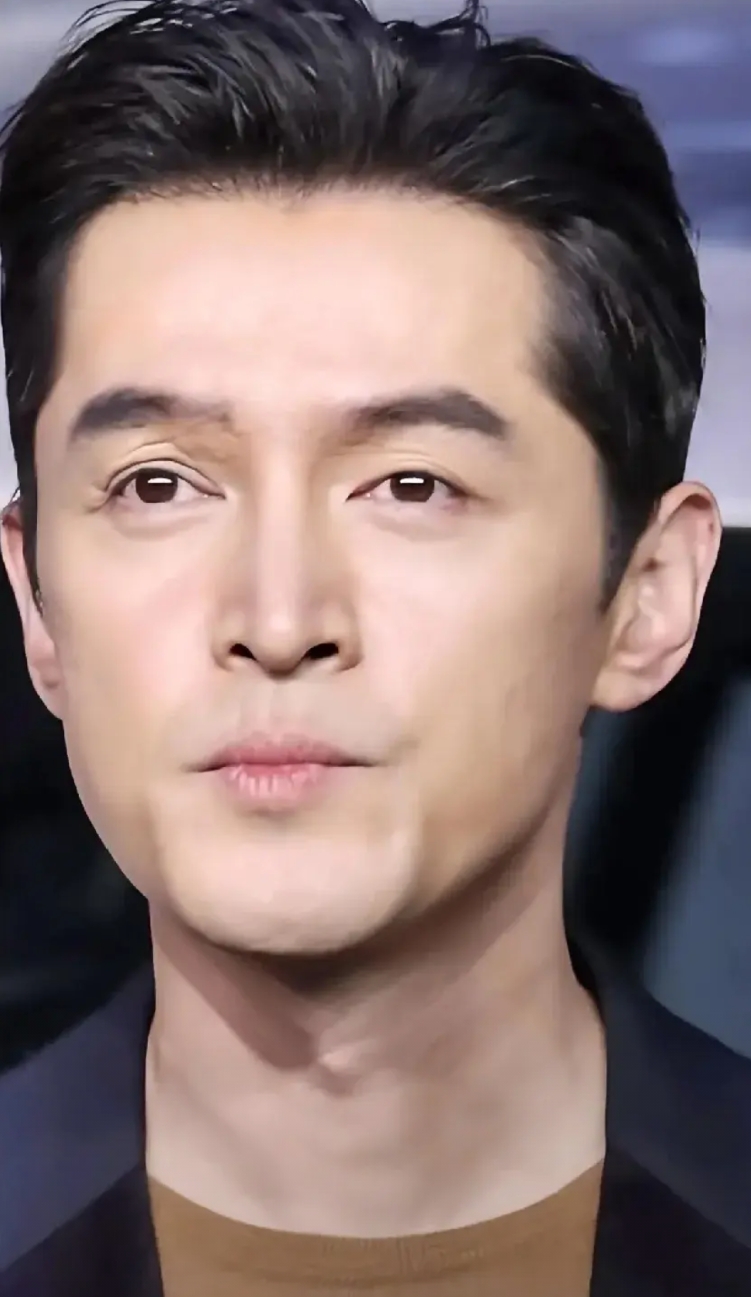 胡歌的眼睛一大一小，近看很不舒服。
以他的资产，完全可以去医美一下不留痕迹，想不