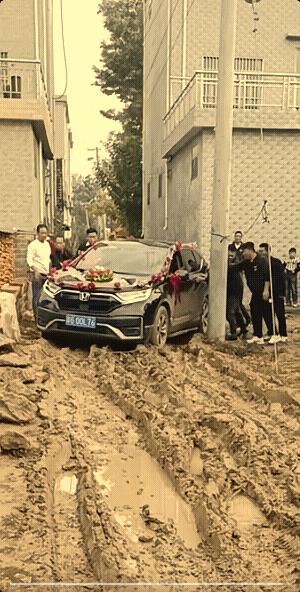 农村取一个新娘子真的不容易，虽然家家户户都是几层楼，可这水泥路还真的不是一般般的
