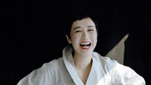55岁许晴与蒋雯丽私下聚会太放得开！微醺脸红依偎男友人