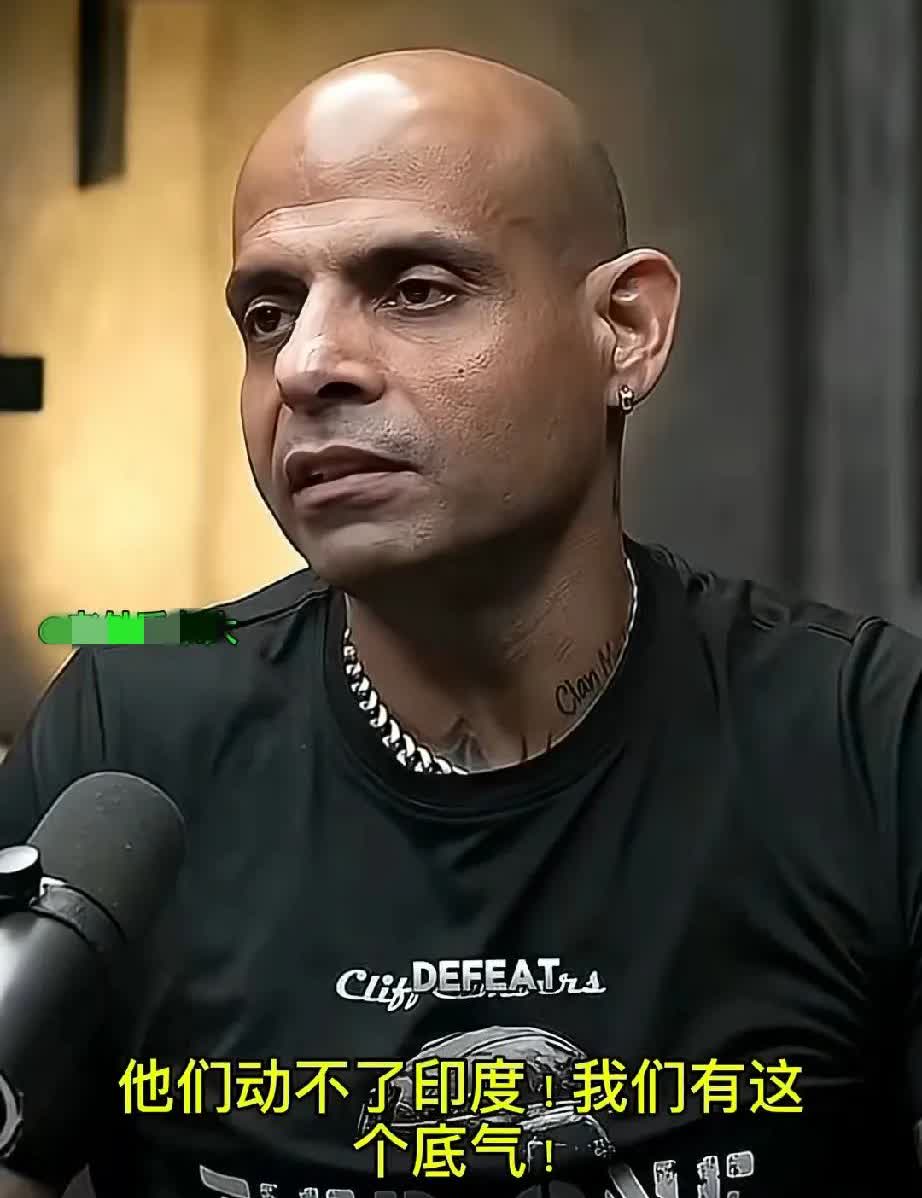 印度很强大，中国不善于远征，不敢惹印度。
印度博主在讨论中印是否发生冲突的可能