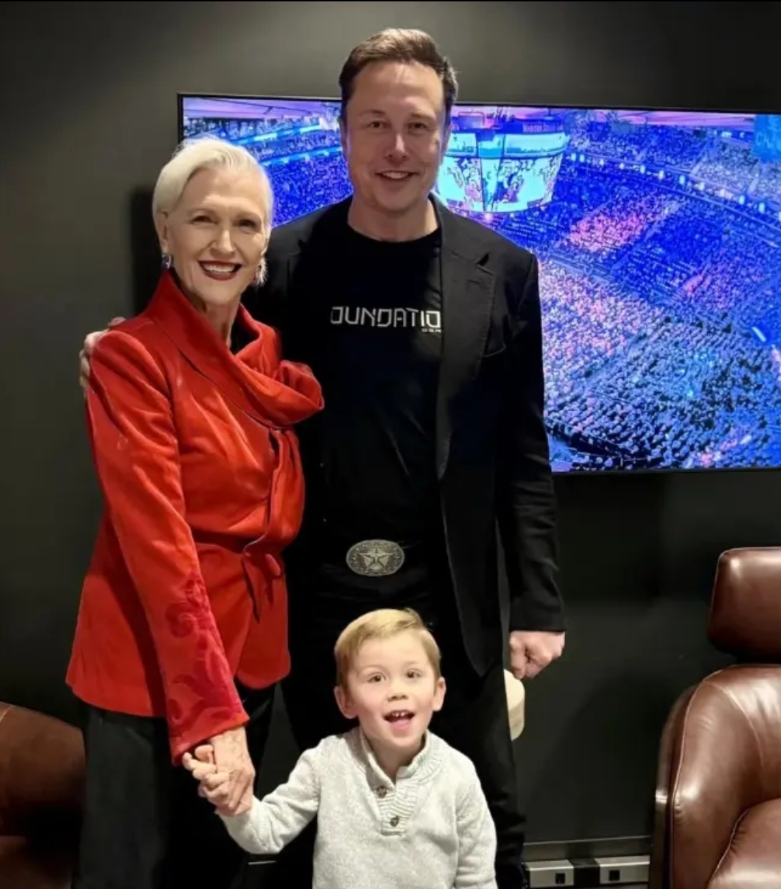 近日，美国企业家马斯克的父亲埃罗尔（Errol Musk）飞往俄罗斯莫斯科参加俄