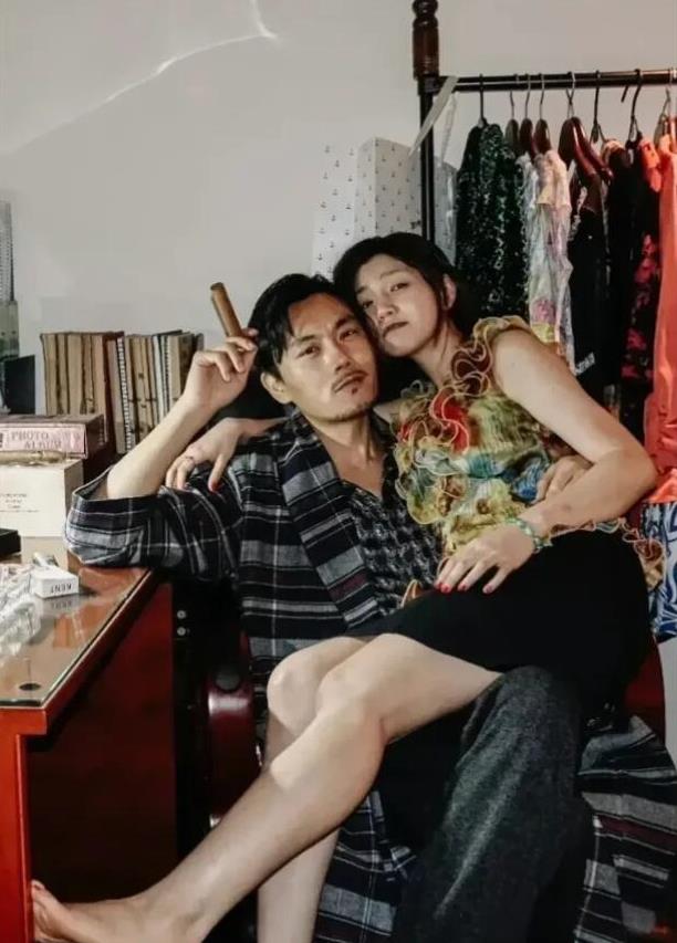 这是多年前的一张剧照，左边拿着烟的是演员秦昊，他颜值一般，不过演技还行，这一身打