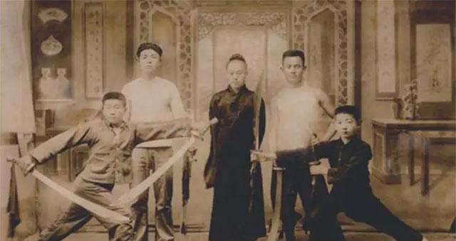 1938年，道士毕云路过日军哨卡时，因为没有向日军鞠躬，被打得半死。毕云大怒，伤