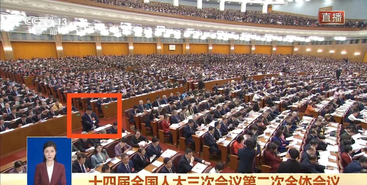 开会都坐着，姚明为什么站着，特座姚明这独特的存在感也太显眼了吧？
身高226cm