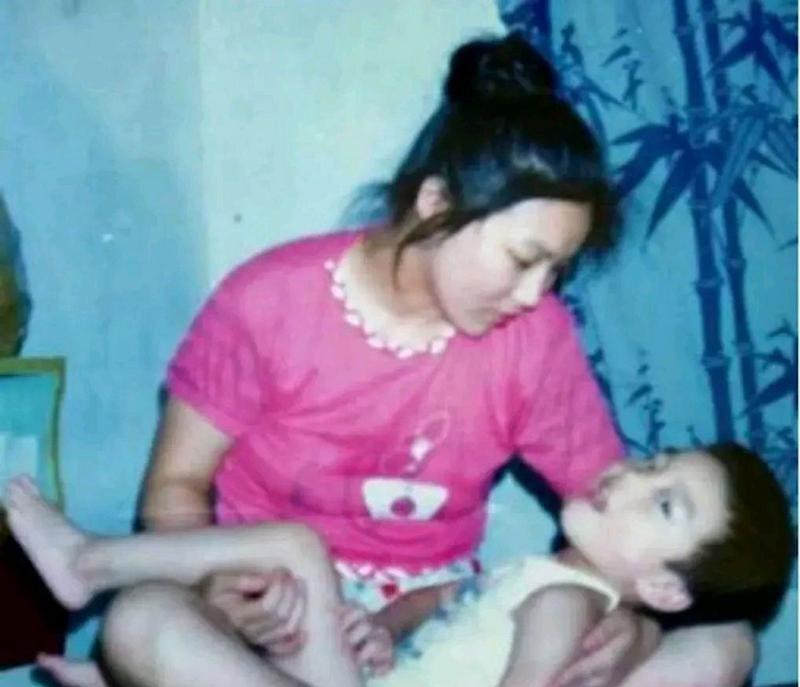 “你要脑瘫孩子就别拖累我！”1988年，武汉一女教师因孩子出生脑瘫，遭到丈夫抛弃