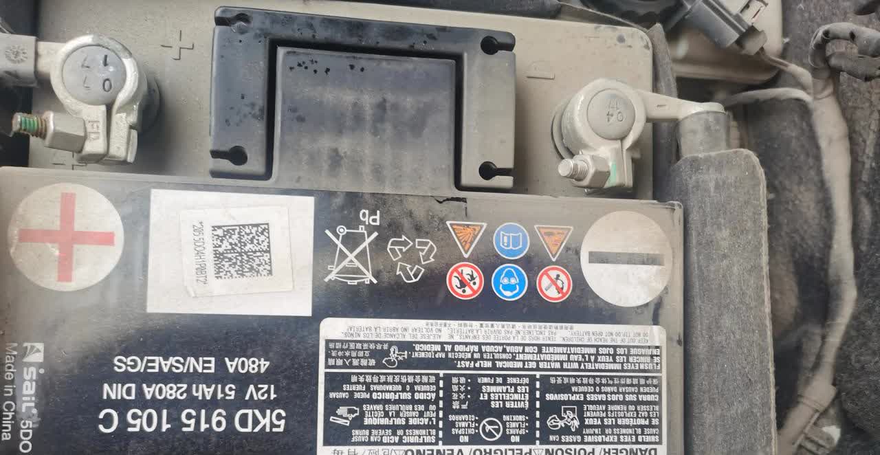 今天由于车子电瓶亏电了，搭了电，跑了一段还是充不上电。叫了上门换电瓶的师傅更换新