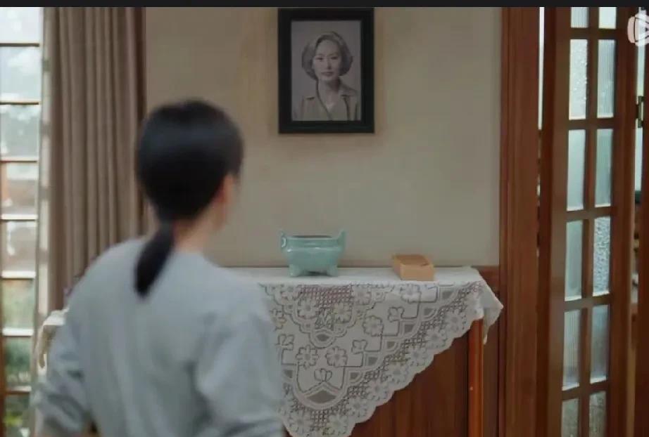 《我的后半生》乐水珊就要上门来了，刘丽娜看着婆婆的遗照有点为难
犹豫再三，伸手准