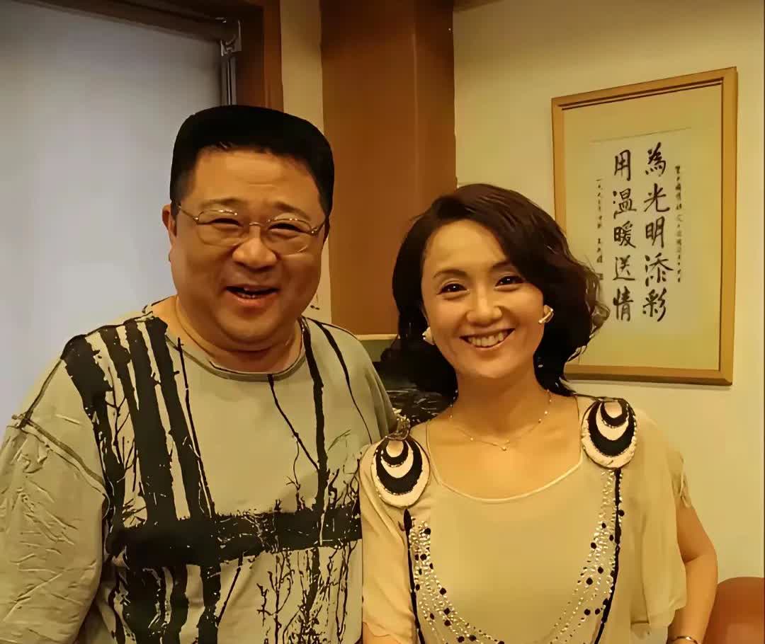 梁冠华和朱媛媛的一张合影
现在看好悲伤啊
一个在人间一个在天堂
希望远在天
