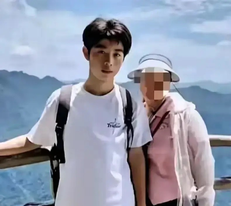 彭宇轩这事不简单。

不是他主动想回来，而是园区的老板突然放人了。

有媒体提到