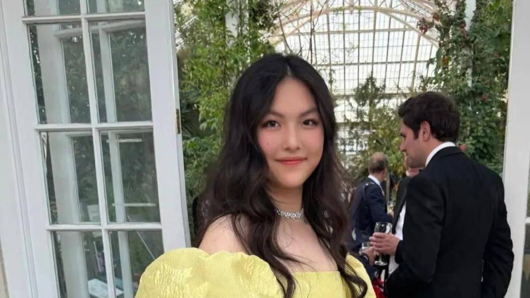 李湘王诗龄参加英国王室派对，打扮贵气和公主合影，社会地位好高