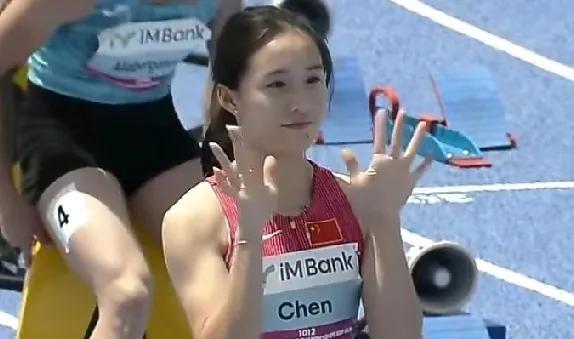 来了来了！“小孩姐”陈妤颉闪亮登场！亚锦赛女子200米预赛，她第一组就飙出23秒