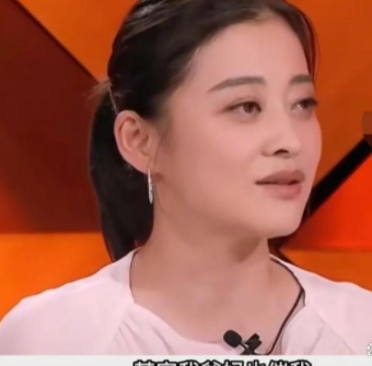 梅婷曾表示：“我经历过2次婚姻，头一次婚姻结束后，单身了许久。父母催婚，我一度有
