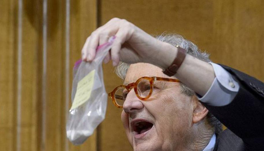 美国拿出一袋白色粉末，对中国下重手
还发起一个前所未有抹黑指控
美国司法部长帕梅