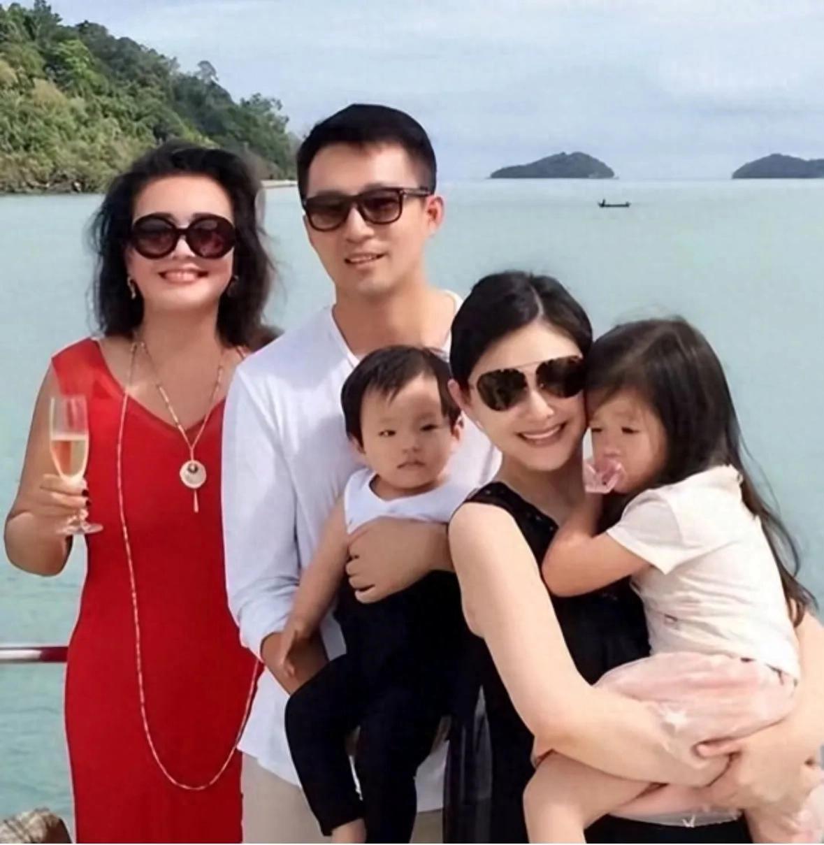 汪小菲与马筱梅举办婚礼，S妈转发儿歌《世上只有妈妈好》。
 
世上只有徐妈好？徐