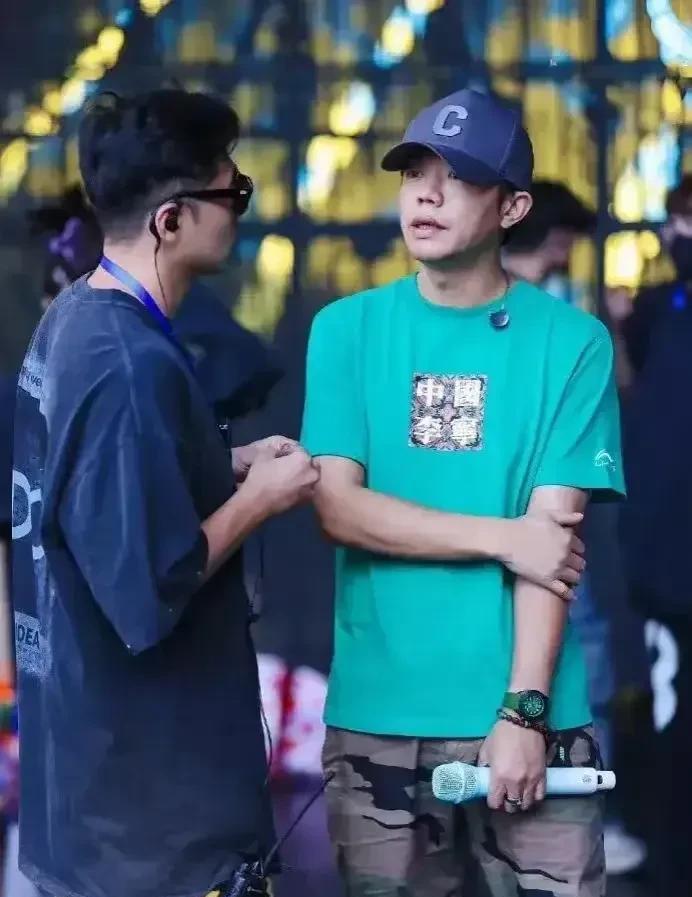 曾毅戴的那块“风月”手表又有料被挖出来，这次牵涉到赵又廷。
对于赵又廷大家不陌生