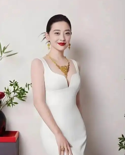 2012年，梅婷害羞地对秦昊说：我喜欢上了剧组的摄影师，你能帮我问问他愿不愿意娶