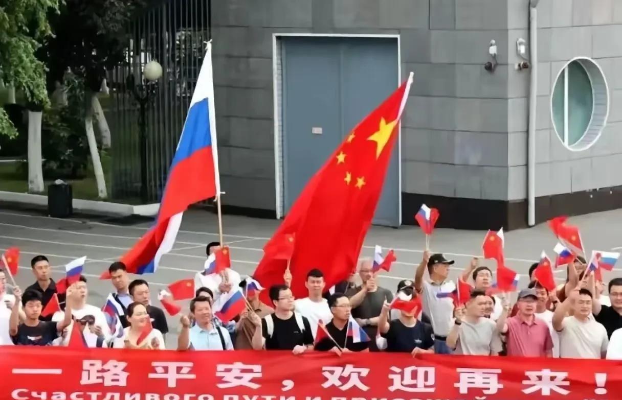 海参崴华侨欢送参演的中国海军，打出的横幅是这样的：
“一路平安，欢迎再来”
这样