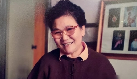 当年，在赵丽蓉追悼会上，“唐僧”迟重瑞的老婆陈丽华手里提着一个袋子，不停掏钱给前