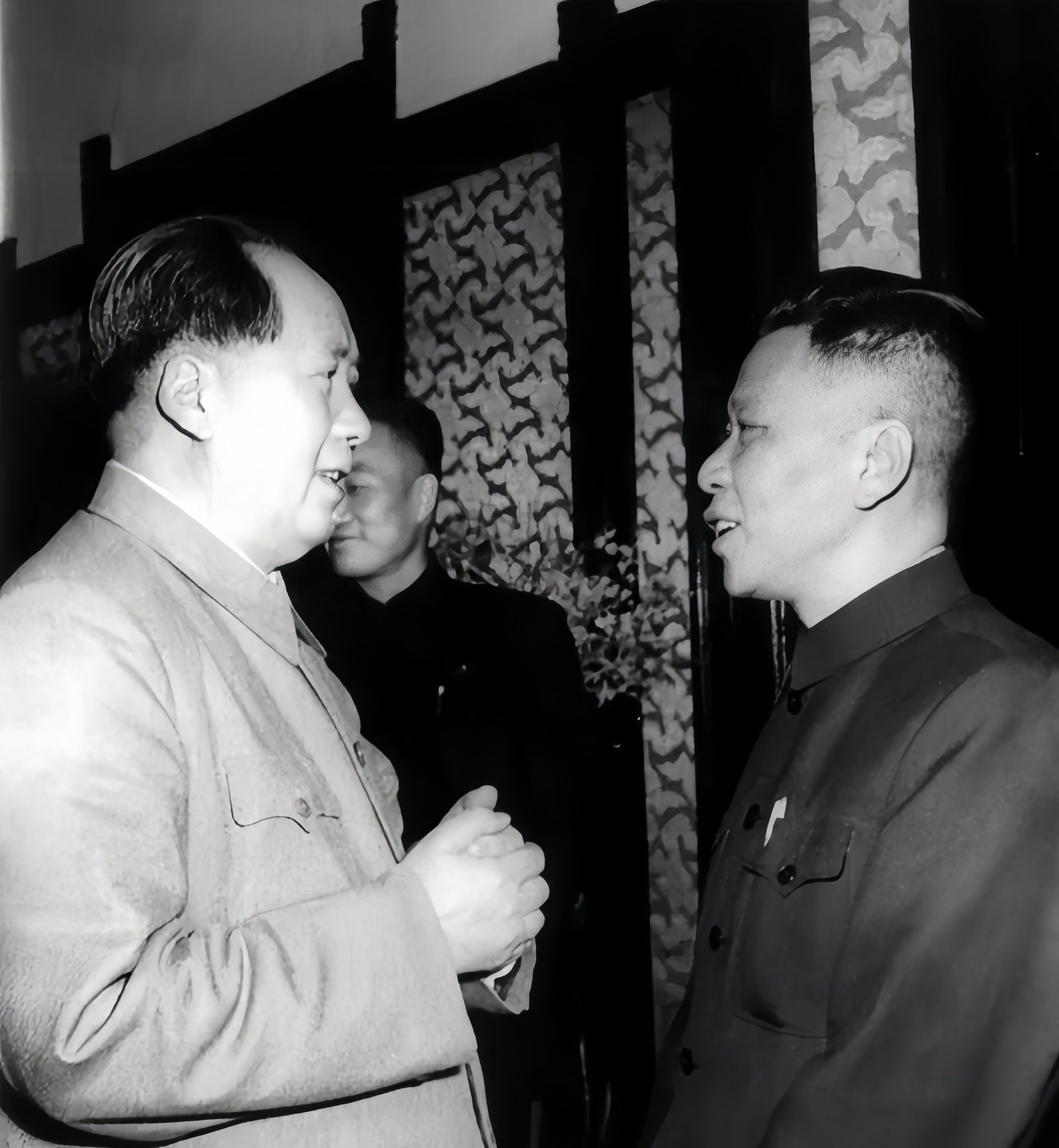 这是1956年的老照片，毛主席对面的人是谁？他叫何贤，是澳门中华总商会理事长。何
