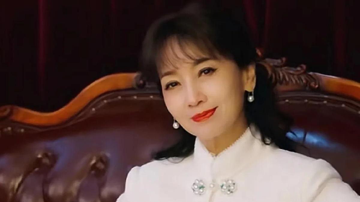 72岁赵雅芝生图曝光！满口黄牙引热议，不医美不退休底气从何而来