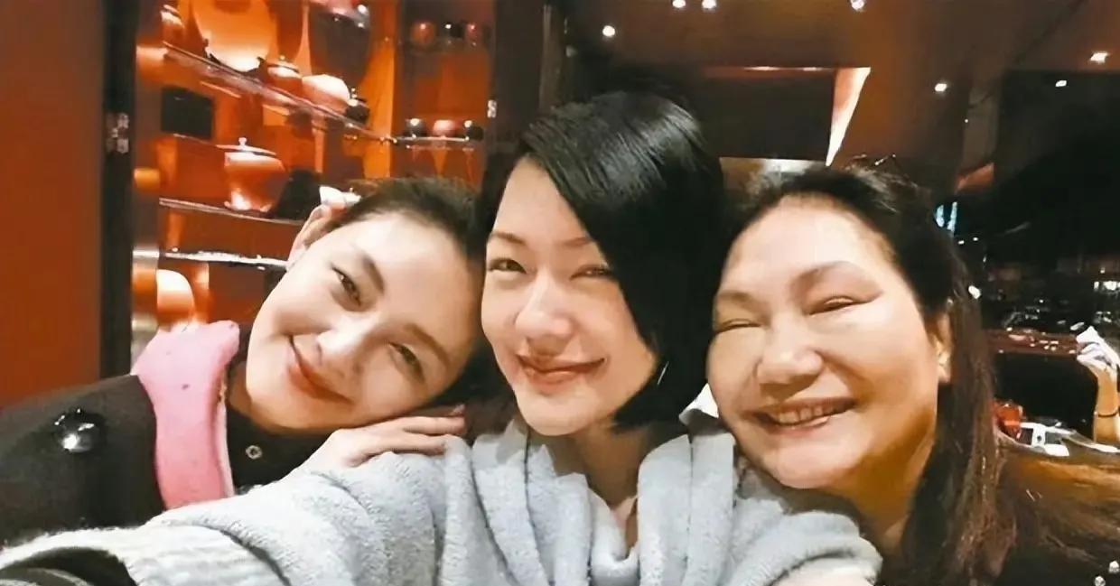 大S，这次恨死小S了吧！
大S骨灰安置家中，为此邻居抗议，管委会天天开会商讨，没