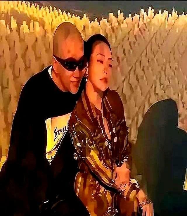 大S和具俊晔十指紧扣逛画展的新闻一出来，评论区瞬间炸了锅。
咱就是说，这姐离婚后