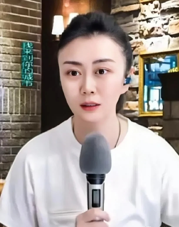 大美嫄下午匆匆下播，大概是去接二饼力哥小甜鱼去，还通知说：今晚停播！
她讲：“哥