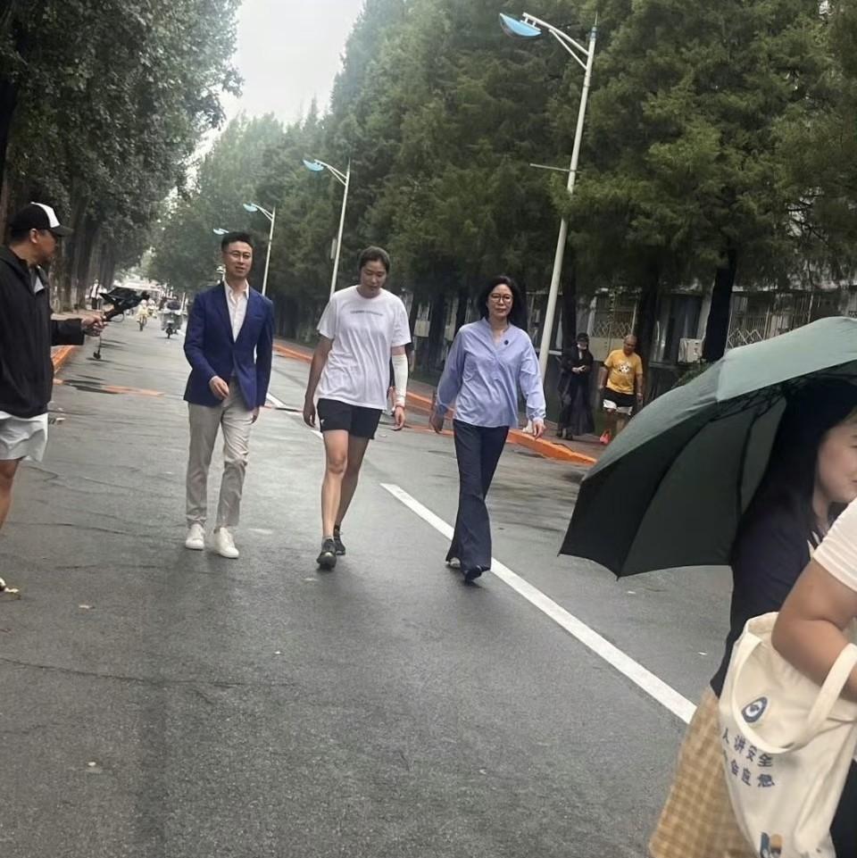 是新鲜出炉的郎平教练和朱婷！郎平和朱婷再次合体！今日，我们亲爱的郎平教练带着她最
