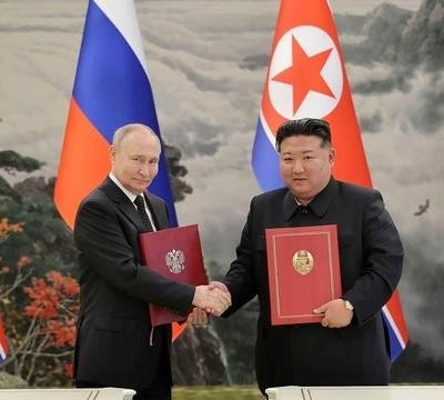俄乌战争有一个奇葩现象，当北约三十几个国家给乌克兰送飞机、导弹、坦克等武器时，世
