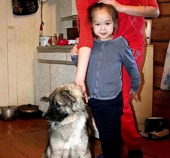 2014年，俄罗斯3岁小女孩因为贪玩被困原始森林，搜救队找了10多天都一无所获，