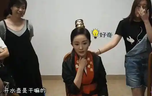 杨幂居然连自己代言过的东西都不认识。 有一次杨幂在桌子上看到一个烧水壶，一脸嫌弃