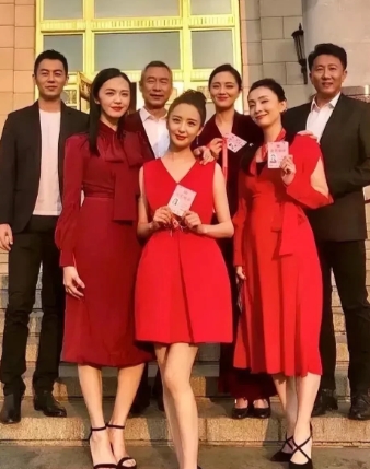 后排美女惊艳全场，低调之美不容忽视

在这场星光熠熠的聚会中，姚晨、佟丽娅、陶虹