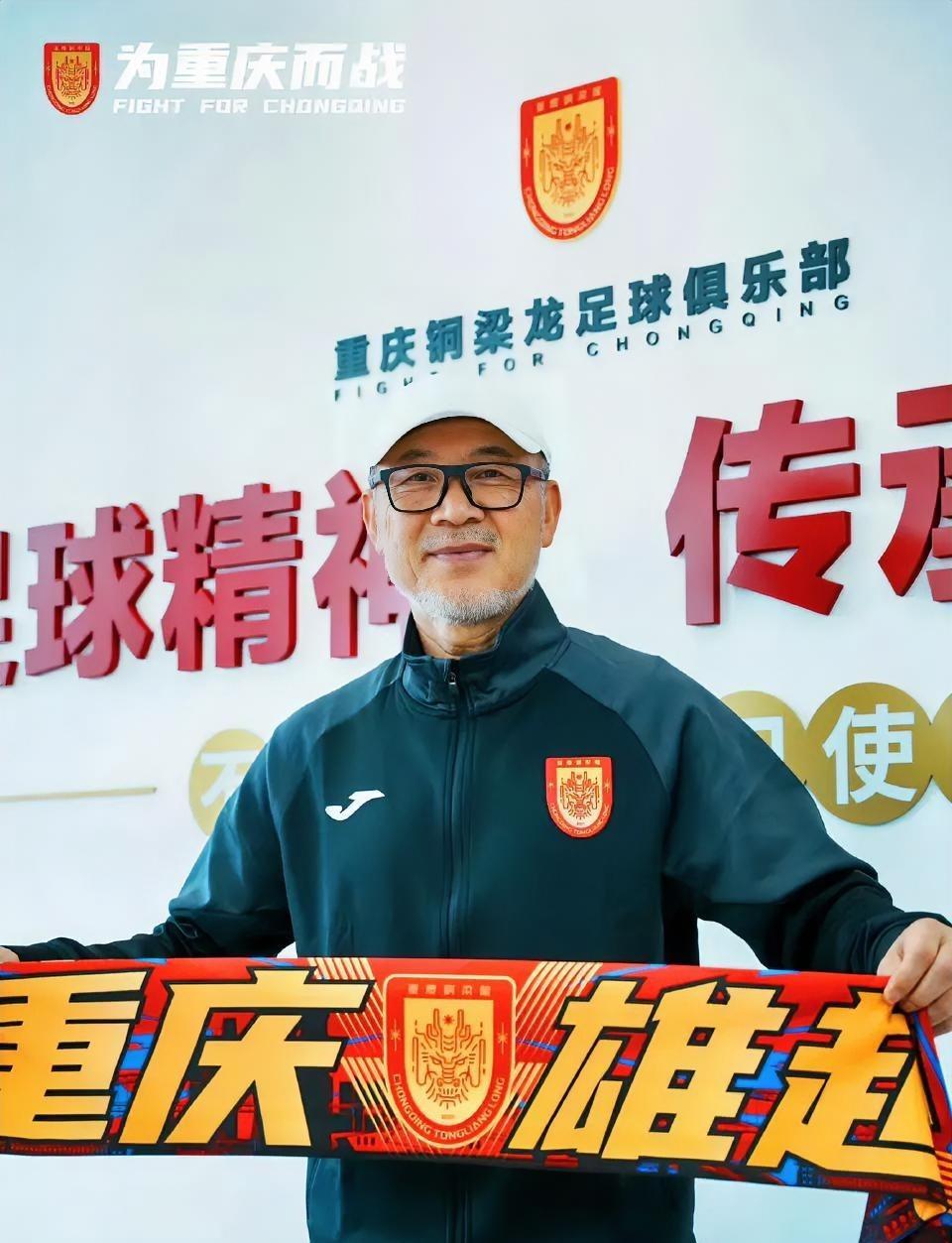 铜梁龙换帅这件事
我专门问了足球圈的朋友
他告诉我，圈内人对这件事
其实也不是很