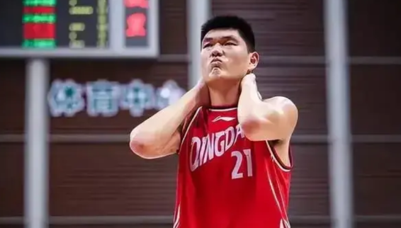 避而远之！
 在北京大比分3-0战胜山西后，刘传兴在场内徘徊，却始终没有人愿意与