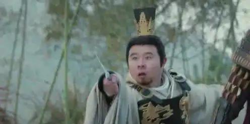 公元470年，南朝宋皇帝刘彧举行宫宴，要求女眷全都赤裸着身子参加，皇后在一旁用扇