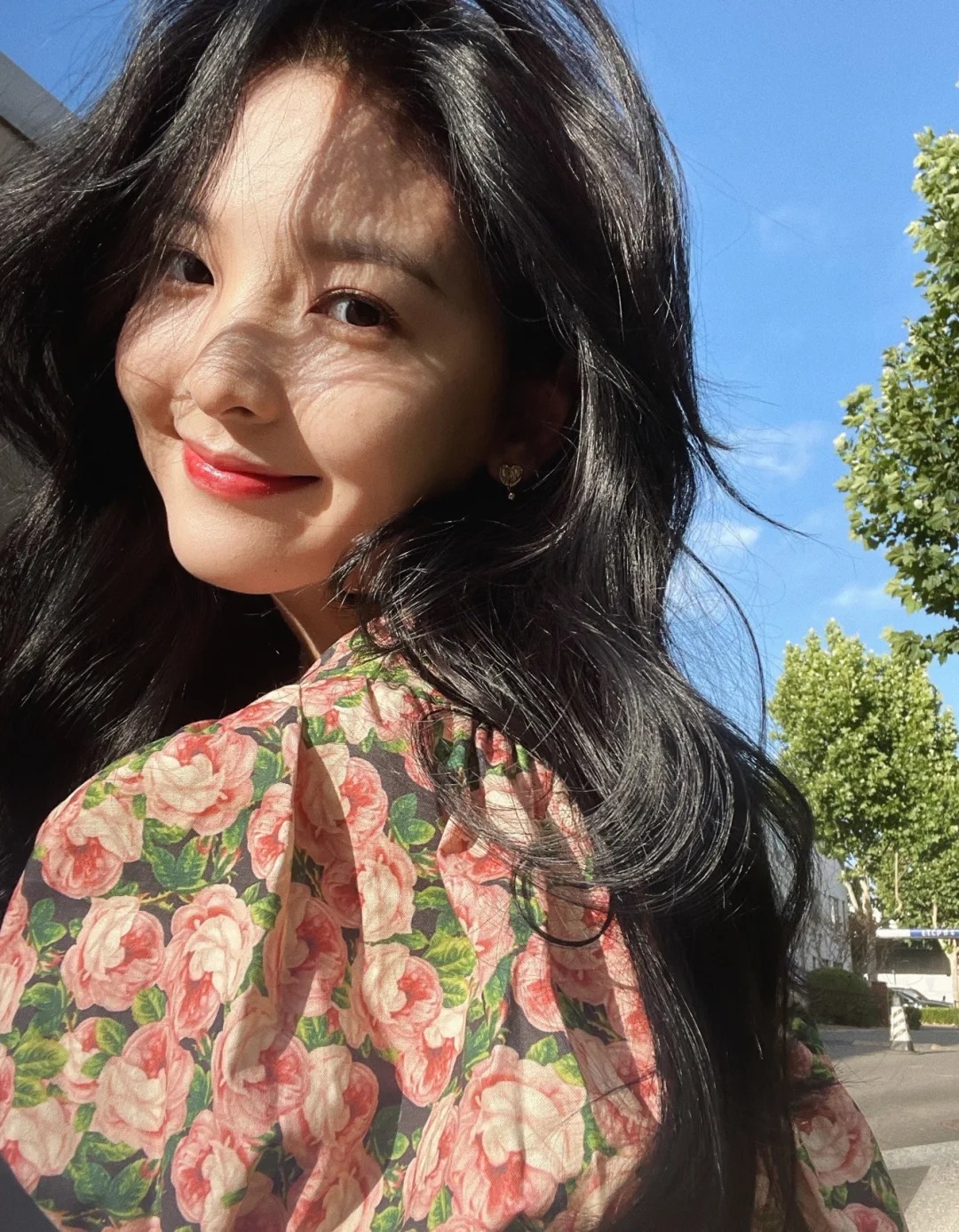 “初恋女友”章若楠，把浪漫繁花都穿在身上