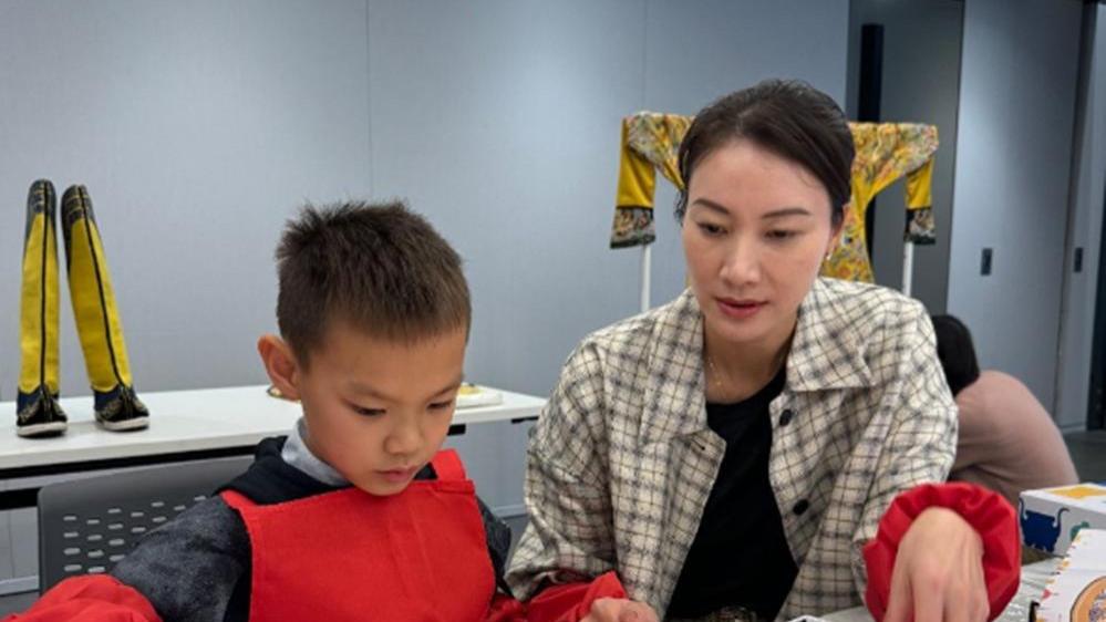 林丹送8岁儿子西班牙学网球，谢杏芳比老公苍老许多，像两代人