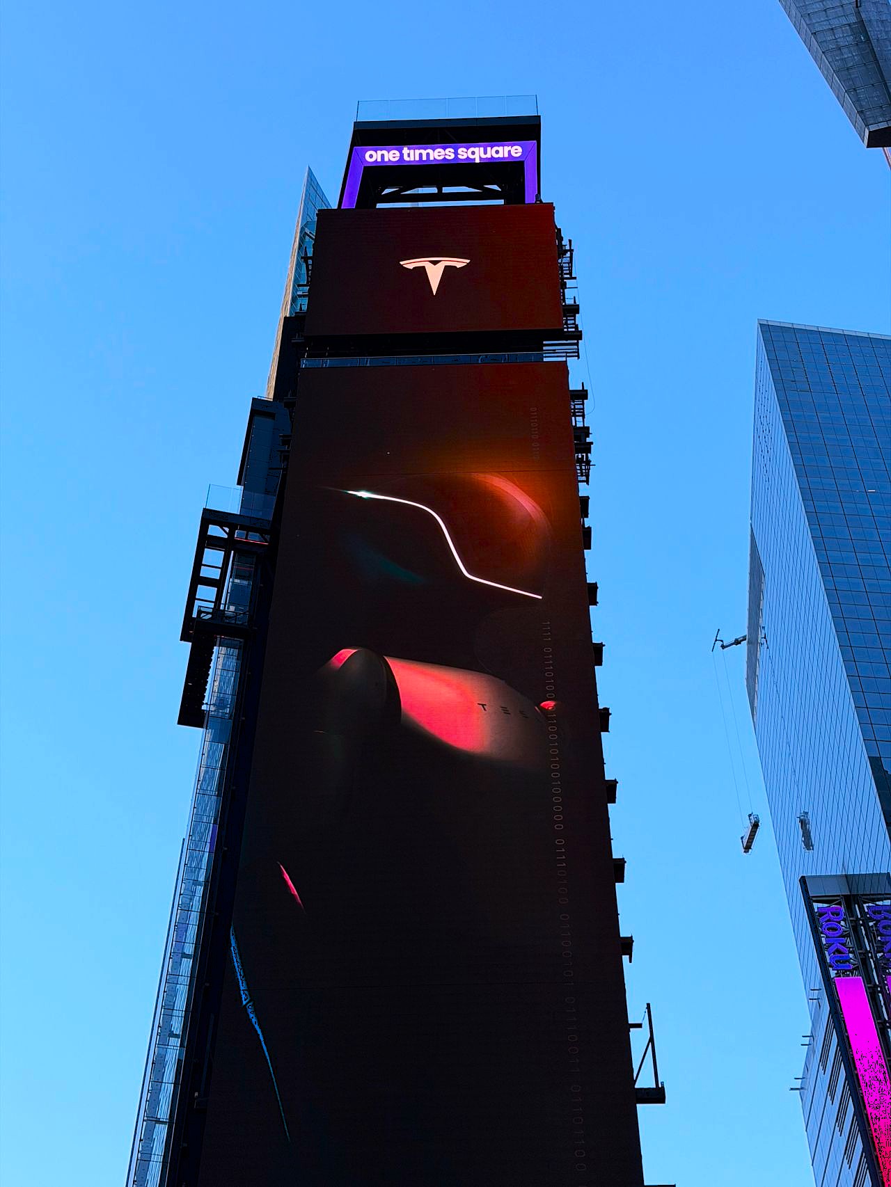 特斯拉Optimus机器人傲然矗立在纽约时代广场纳斯达克交易所上空～
