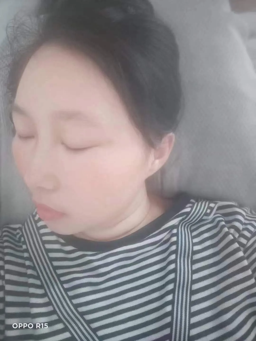 前几天在陌陌上碰到一个男人，他说要我做他红颜知己，我说你没老婆吗？他说他们长期分