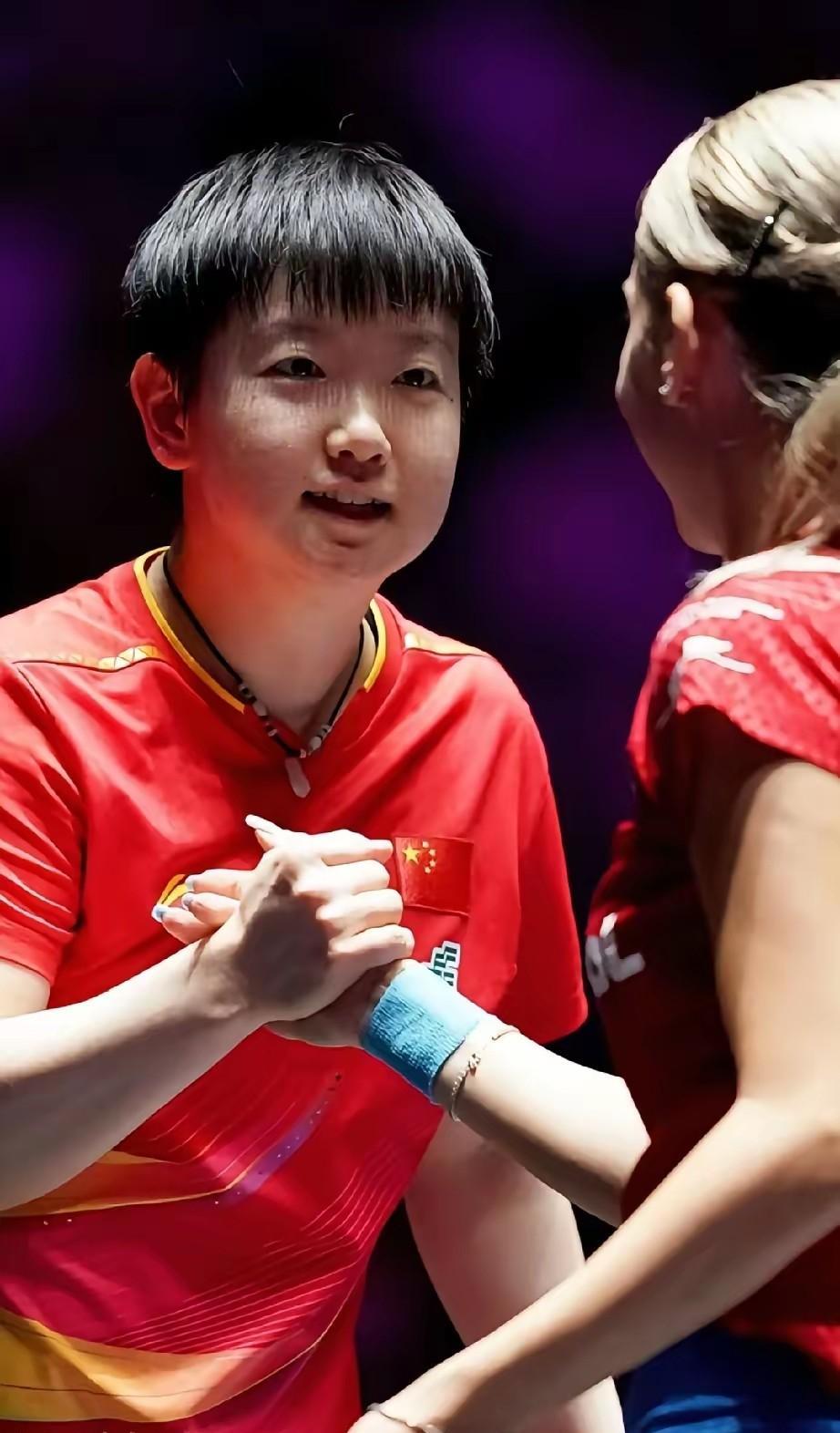 孙颖莎和每个球员握手时目光都是真诚友善的。
在她眼神里你读不到傲慢，也读不到虚伪