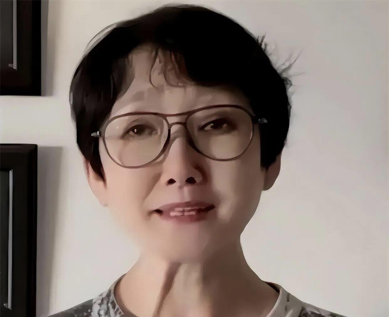 大家还记得她吗？那个曾经著名的女歌手，怎么现在也变得这么显老了，像70岁的人，没