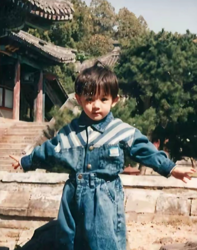 小时候短发就如此精致这张脸 这个五官 没有技巧就是硬帅硬美 做男生做女生都很精彩