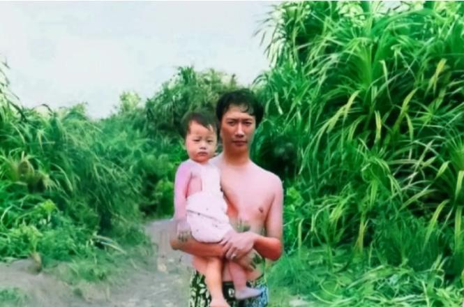 70年代，郭台铭抱着儿子在郊外游玩，留下了这一张老照片，当时的他刚刚成立了鸿海塑