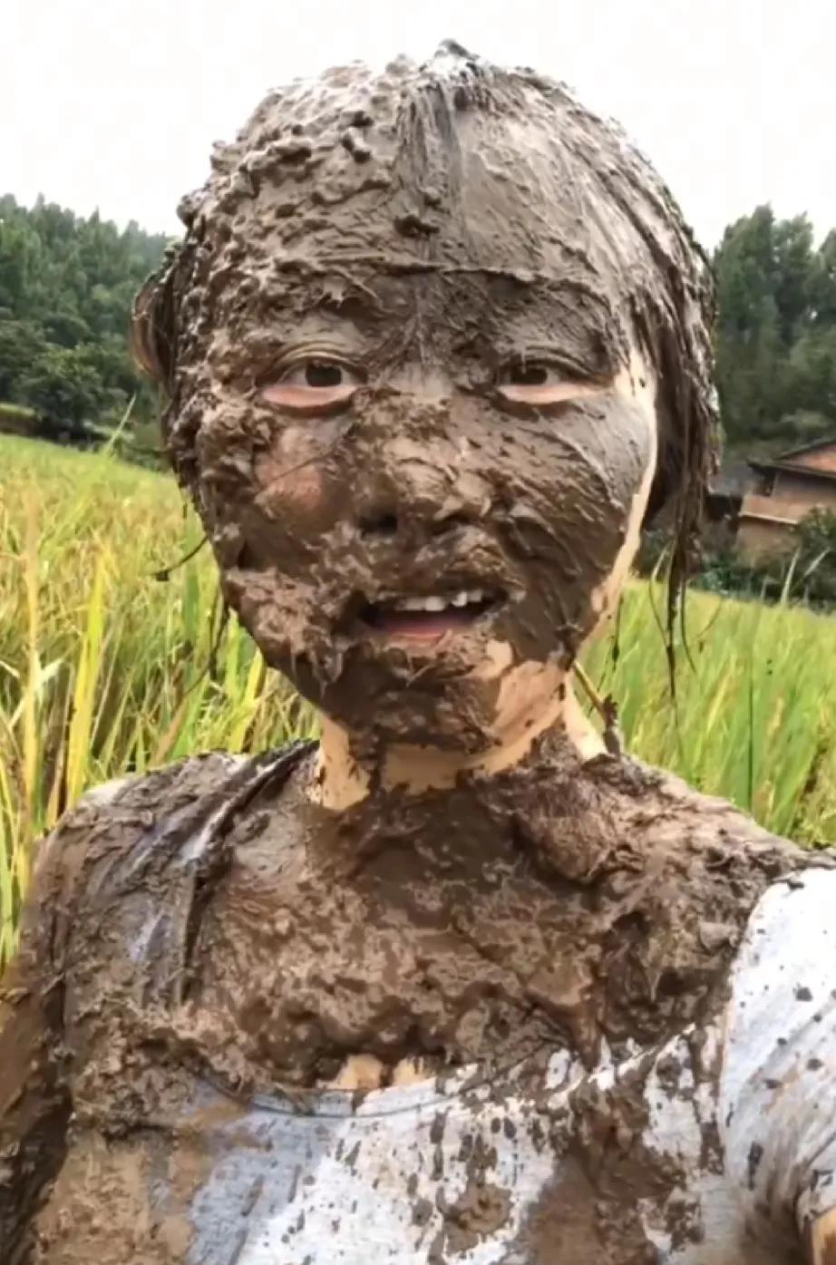 四川鱼妹，两老口每天都在抓黄鳝，我很好奇，一年四季都在抓，真的有那么多黄鳝吗？#