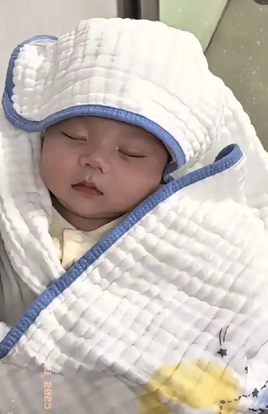 好消息！生了生了，来给大家报喜了看完不要嘲笑我。

我这当奶奶的年纪成了妈，都是
