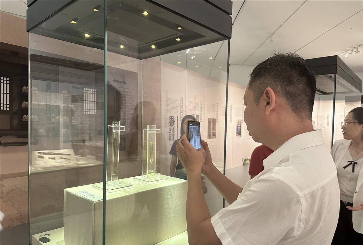 【长江中游简牍文物首次集中展出】6月6日，“家国信史--长江中游简牍文物展”在武
